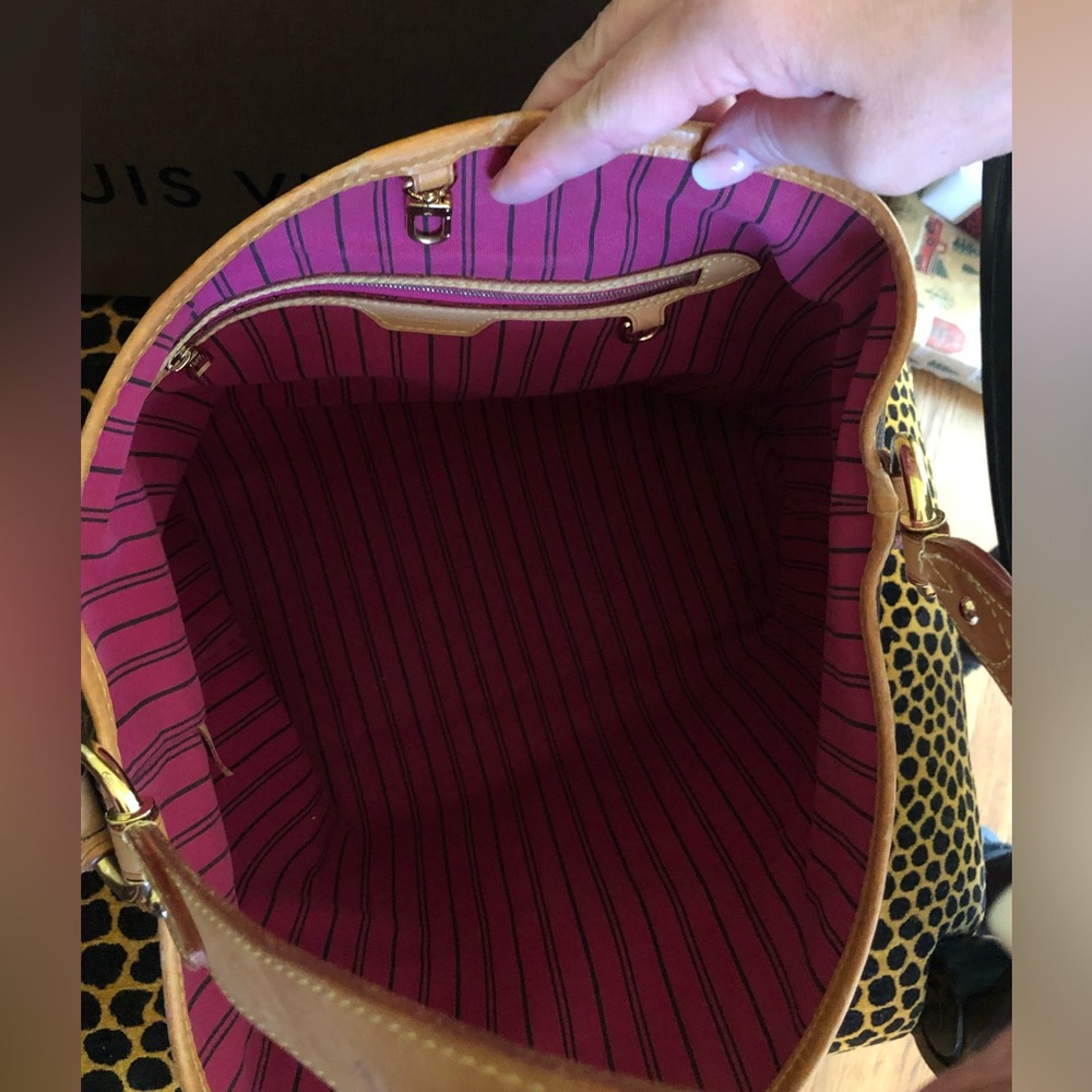 Louis Vuitton Delightful MM Monogram Shoulder Bag with Pink Interior - Picture 3 of 8